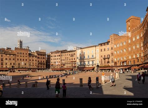 Piazza del Campo! Ett medeltida mästerverk och plats för den berömda Palio-tävlingen.