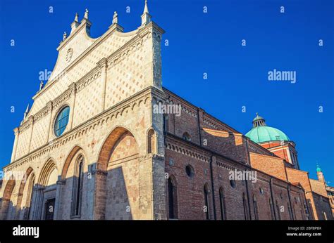 Piazza del Duomo: En historisk smältdegel av arkitektur och italiensk charm!