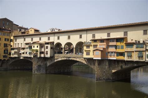 Ponte Vecchio: En historisk bro fylld med charm och hantverk!