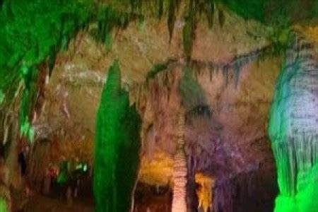  Qiliang Jade Cave – En Mystisk Småstad Med Glimmande Underverk!