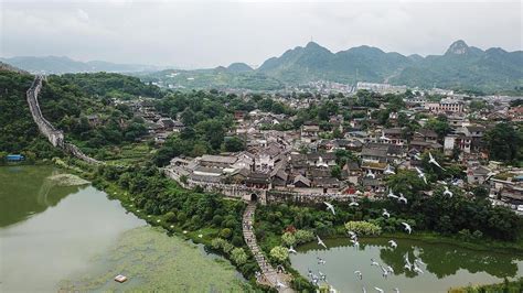  Qingyan Ancient Town! Enchanting History Meets Stunning Karst Landscapes