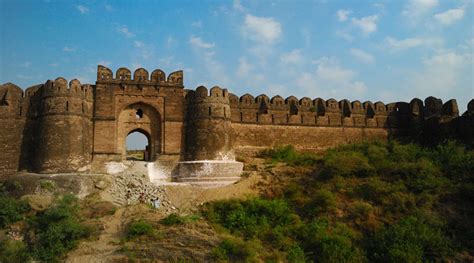  Rohtas Fort - En imponerande fortifikationsmästerverk från Mughalperioden