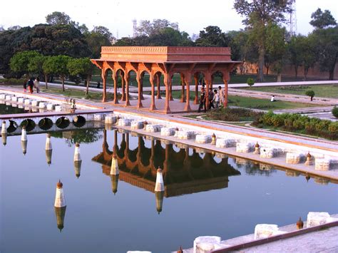  Shalamar Gardens: En Mystisk Oas av Mughal-Arkitektur och Lugn