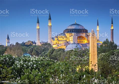  Sultanahmet Camii: Den majestätiska moskén med en historik som sträcker sig över århundraden!