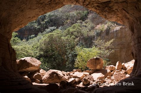  Den Afrikanska Klippgrottan En Fascinerande resa genom en Förhistorisk Grotta!