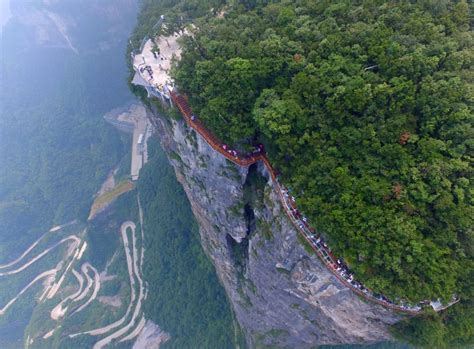 Tianmenshan Topp: En hiskelig resa med spektakulära utsikter!