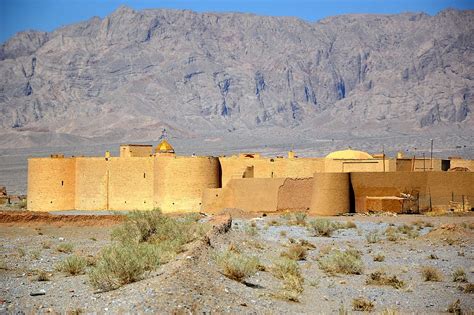  Vāsheh Caravanserai: En mystisk oas i Irans ökenlandskap!