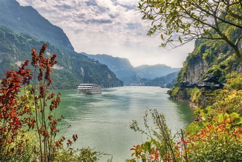  Xiling Gorge Enchanting River Views and Steep Cliffs Awaits!